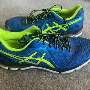 Men’s size 15 Asics IGS running shoe.